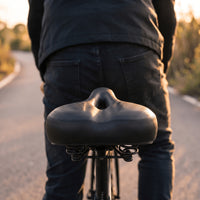Selle de vélo confort large en cuir avec feu arrière – ville, VTT et vélo électrique